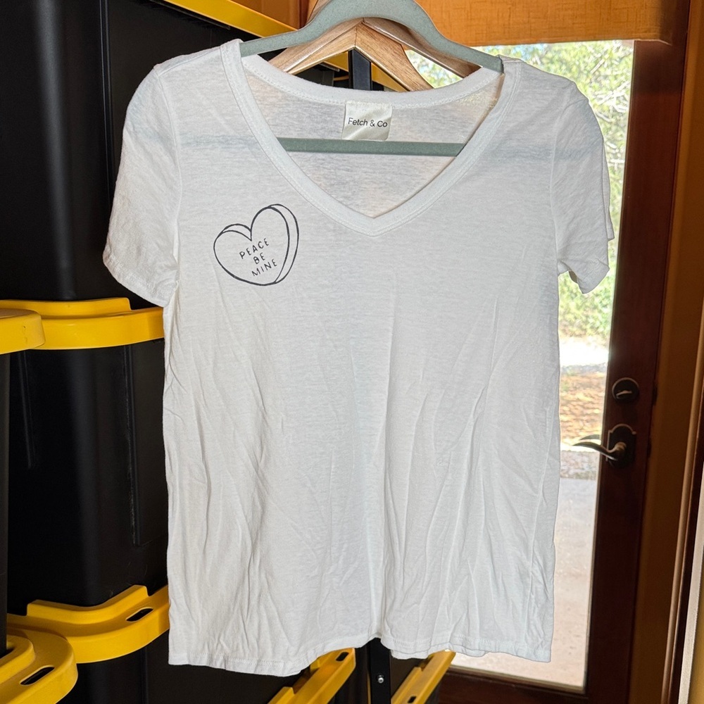Fetch & Co White V-Neck T-Shirt Heart Graphic Peace Be Mine Size XS Oversized